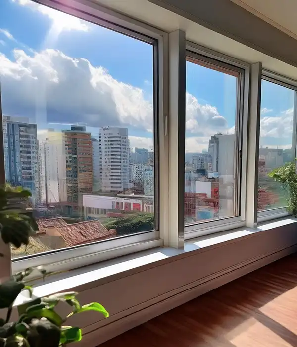 Casa con ventanas termoacústicas que mejoran el aislamiento térmico y acústico para un ambiente más confortable.