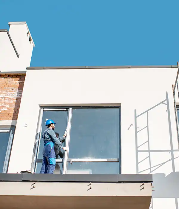 Técnico instalando una ventana antiruido con perfilería de Aluminio y vidrio laminado para reducción de ruido.